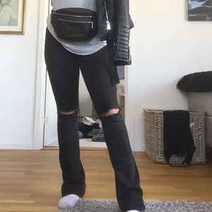 Jeans - Snygga jeans från bikbok 🌸 storlek XS använda men i fint skick! Fraktar eller möts i Liljeholmen 