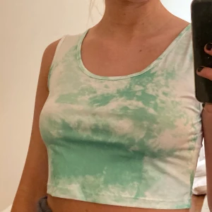 super fint tiedye linne🌏 - säljer detta fina tiedye linne i grönt🥰 aldirg använt då jag fick hem det idag🌼 FRAKTEN INGÅR I PRISET!!