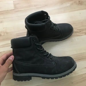 Fila Kängor - Svarta kängor från fila, storlek 38. 