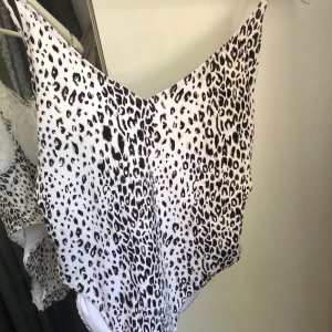 Baddräkt  - Säljer denna assnygga baddräkten ifrån hm. Knappt använd så mycket bra skick. 💞frakt tillkommer ca 30kr. Storlek 38 men banden är justerbara så fungerar mindre också skulle jag säga.