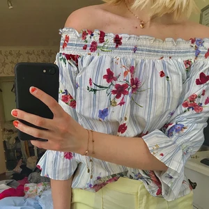 Söt blus /topp från Zara - Super söt off shoulder topp / blus från zara, köpt för 300 och knappt använd, köpare står för frakt 💕💕 den är XS men skulle säga att den även passar S💞💞