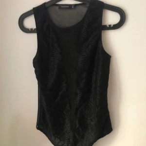 Spets body - transparent mellan brösten och i ryggen. Bra skick. Möts upp i Stockholm eller fraktar 