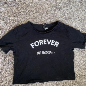 Tshirt  - Croppad Tshirt från h&m