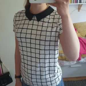 Topp med krage  - En söt topp med krage. Toppen är i ett ganska strechigt material vilket gör den väldigt bekväm. Köpt i England för något år sedan knappt använd. Köparen står för frakten