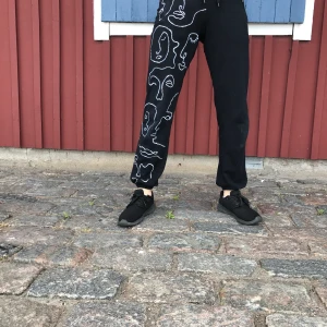 Byxor  - Asballa byxor. Köpare står för frakt. Görs på beställning så finns i alla storlekar. För val av färg kontakta mig på dm 