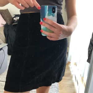 Kjol i mockaimitation  - Svart kjol i mockaimitation. Möts upp eller fraktar.