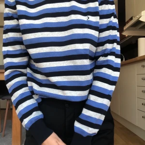 Randig sweater  - Köpt på herravdelningen och är i nyskick.