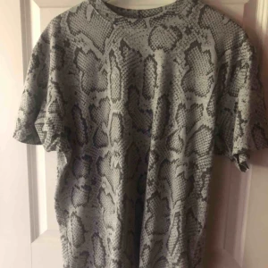  - T-shirt i orm mönster