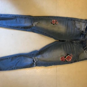 Jeans med broderade blommorö - Jättefina jeans med broderade blommor från Kappahls barnavdelningen i strl 152 men passar xs. Använda fåtal gånger och mycket fint skick. Pris kan diskuteras, köpare står för frakt 💛