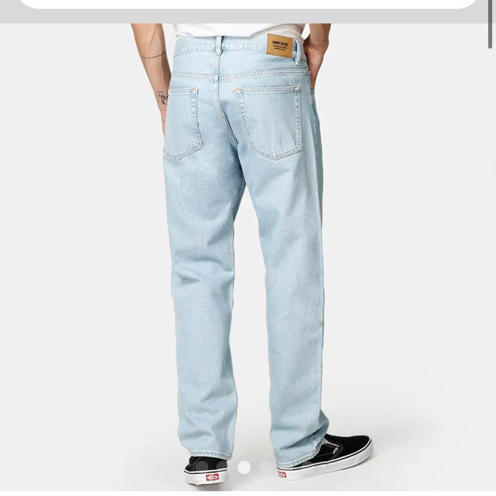 Säljer dessa pga för stora för mig, utmärkt skick, kostar 599kr på hemsidan! Kom med bud!. Jeans & Byxor.