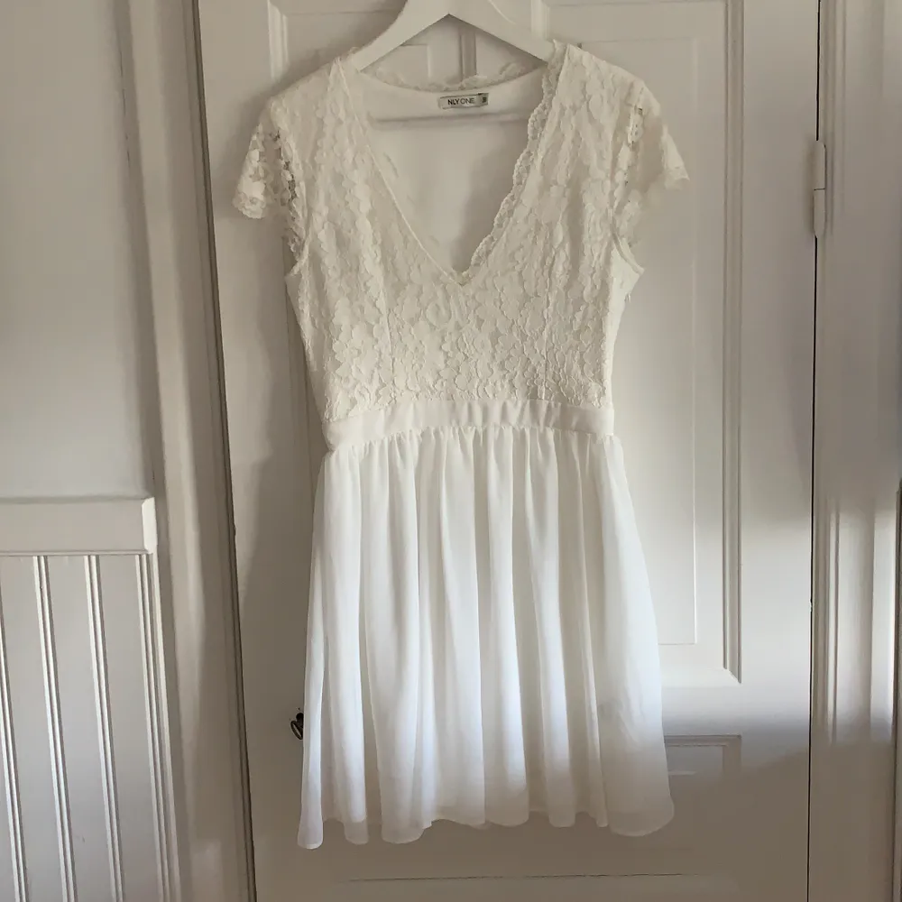 Fin vit klänning använd fåtalet ggr i jättefint skick, från Nelly.. Klänningar.