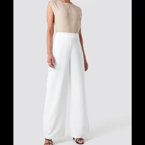 Nakd x Nicci Hernestig kostymbyxor - HELT NYA, OANVÄNDA Nakd x Nicci Hernestig kostymbyxor (slutsålda på nätet). Storlek 32. Vita. 220kr inkl frakt (Ursprunglig pris 500kr). Betalning via swish. 