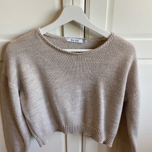 Croppad stickad tröja från NAKD - Fin croppad beige stickad tröja från NAKD i storlek S