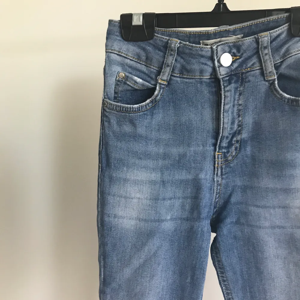 Ljusblå bootcut jeans från Gina tricot. Köptes för cirka  300kr säljer för 65kr då de tyvärr blivit för små för mig. Köparen står för frakt. Pris skulle kunna diskuteras💕 . Jeans & Byxor.