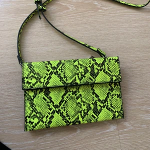 Snake Skin Väska - Säljer min skit coola väska från Zara! Tror ej att den finns att köpa i butik längre så passa på ;)