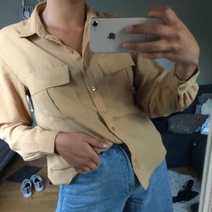 Skjorta  - Beige skjorta från bikbok. Strl 34 (66kr frakt 