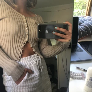 Kofta från NAKD - Helt oanvänd jättefin kofta från nakd! Slutsåld på hemsidan. Storlek xxs men tycker den är något stor i storlek då jag normalt har xs/s :) Nypris 400kr, pris kan diskuteras. 