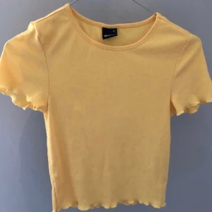 Topp - Topp från Gina tricot i strl Xs. Använd 2-3 gånger. Frakt tillkommer på 40kr