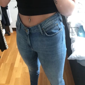 Oandvända lee jeans - Supersköna lee jeans som aldrig har kommit till användning! Frakt ingår