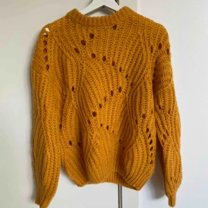  - En väldigt fin gul tjockt stickad tröja. Använd 3 ggr, men ser som ny ut. Frakt betalas av köparen. Storlek S