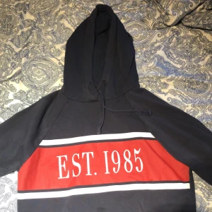 Hoodie från Gina tricot i Xs - Säljer denna hoddie från Gina tricot i storlek xs för att den inte kommer till så mycket användning den är i bra skick! 💕