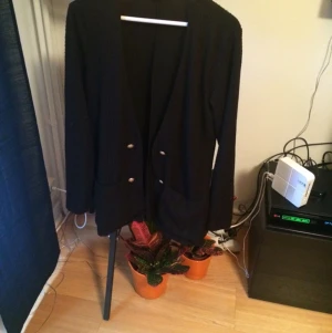  - Svart kappa/tröja med guld knappar. Använd nånting. Mkt gott skick! 