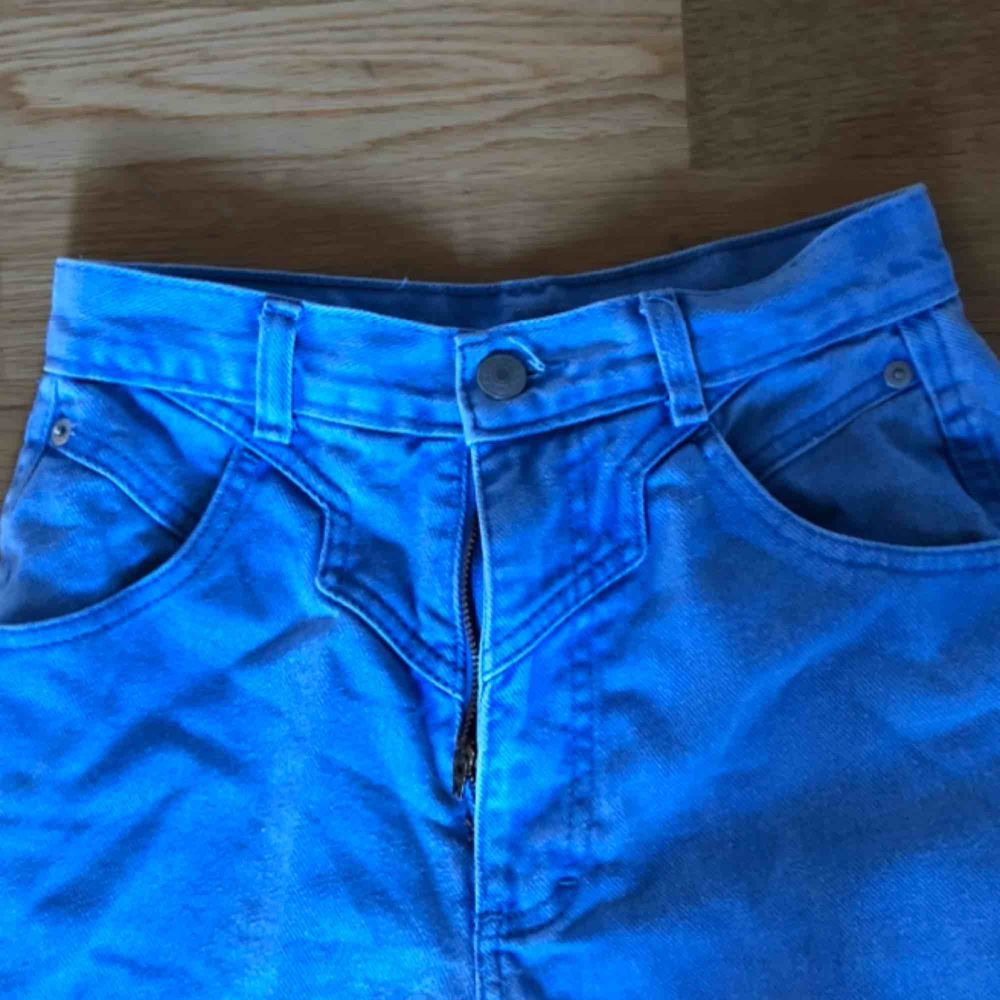 Superfina ”pastell”-blåa jeans köpta på wasteland. Tyvärr har dragkedjan gått sönder (därav priset) men man kan lämna in de till någon sömmerska som kan fixa det :) . Jeans & Byxor.