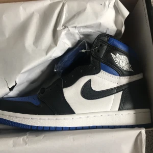 Jordan 1 Royal Toe - Säljer dessa jordan 1 royal toes. Helt nya, allt medföljer. Storlek 40, sitter true to size.