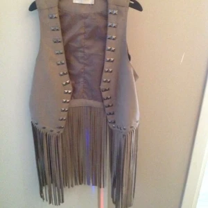  - 
Fransväst ! 

Storlek : one Size 
Färg: beige 
Skick: använd 1 gång 
Nypris: 350:-
