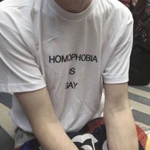 Egentryckta T-shirts  - Läs min bio innan du beställer HOMOPHOBIA IS GAY🏳️‍🌈 Helt ny tröja som jag har tryckt själv🌻 Bra kvalitet både på tröja och tryck!! Finns i lager i storlekarna  S, M , L , XL, XXL, 3XL och 4XL  Finns även i svart med vit text   200 styck  Fast frakt 44kr