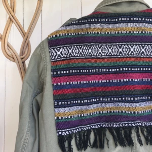 Grön jacka med virkade detaljer - Snygga virkade detaljer fram och baktill