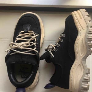 Eytys canvas strl 39 - Ett par feta eytys angel canvas i storlek 39, köpta i augusti för 2400 och är nästintill oanvända, bud från 800☺️