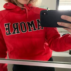 Supersnygg röd hoodie med svart tryck för en varsity-känsla❤️ Använd max 3 gånger och är köpt från Gina Tricot. 