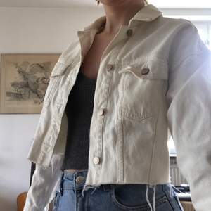 Jättefin croped vit jeansjacka från Bershka i strl XS:)) Priset är inklusive frakt!🤍
