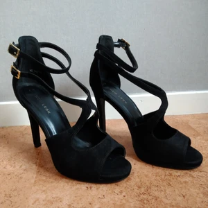 Klackskor - Säljer mina fina klackskor jag hade på min studentbal. Fick många komplimanger för dem! Hittar inte originalpriset, men vet att jag gav runt 300 för dem. Endast använda en gång! Då de är så eleganta men ändå enkla passar de till många tillfällen 🥰