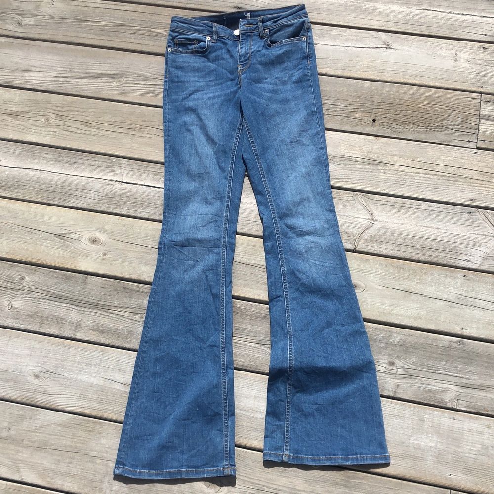 Bootcut/flaire jeans från zara, blåa.  Köparen står för frakt, kan mötas upp om du bor nära. Hör av dig vid frågor!. Jeans & Byxor.