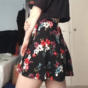 Hollister kjol - Blommig med svart bas. Resår och högmidjad med mer utsvängd och lätt volangerad kjol. 