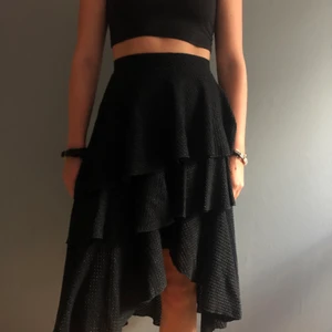 NA-KD kjol - Ca 1 år gammal. Skulle inte använda den en varm sommardag då den är lite tjockare, men på kvällen fungerar den super! Köparen står för frakt ☀️