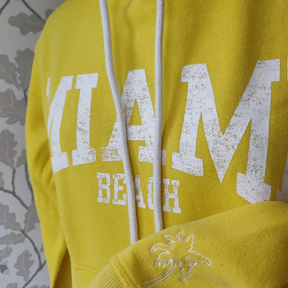 HM hoodie, Miami beach, vita detaljer, storlek S mer som M. 100kr +frakt. Hoodies.