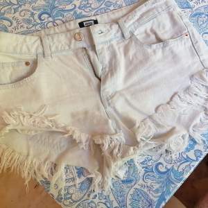 Vita shorts från bikbok