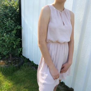 Nude klänning - Gullig skär klänning som är använd en gång! 🥰 Jag som har på mig klänningen är 175 cm 👍💕 (köparen står för frakt)
