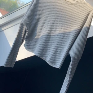 En tröja från Bik Bok - Tröjan kan man använda vilken årstid som helst☀️❄️Den är i topp matrial och precis som ny. 50kr pluss frakt inkommer.