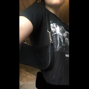 Hm  - Säljer min svarta väska från hm, knappt använd och super fin🤟🏻💘