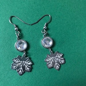 Sköna blad örhängen  - Aldrig använd , dem är stål material, 50kr inkl frakten 