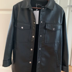 Skjortjacka i skinn/läder imitation!  - Säljer en oanvänd skinn/läder imiterad skjort-jacka. Jätte snygg och går att använda till det mesta men passade dock inte mig! Märket är Chiquelle. Fraktar även men priset som är angivet är exklusive frakt. 📦 🤗