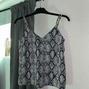  - Ormlinne i tunnt och skönt material!!