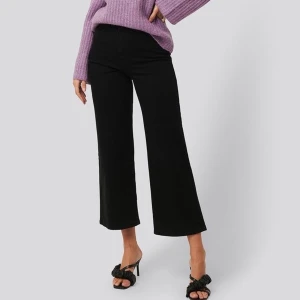 Na-kd jeans stl 32 - ETT PAR NYA JEANS FÖR 99 kr!! Nya jeans från na-kd, endast testade med lappen kvar! I modellen ”Culottejeans”. Nypris 399kr.