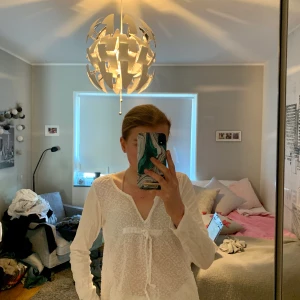 Vit topp  - En av mina absoluta favoriter säljer jag, denna vita topp med så fina detaljer knytning, broderi och spets 