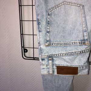 Super snygga ljusa jeans från bik bok i storlek Xs, köptes för 599kr säljes för 189kr, GRATIS FRAKT!