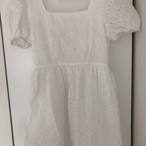 Vit sommarklänning - Helt ny klänning från shein, superfin! Säljer pga för stor då jag beställde S istället för XS, nypris 260kr. Kunden betalar för frakten